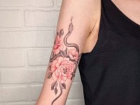 Тату змея и пионы