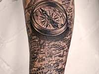 Тату компас с картой на предплечье