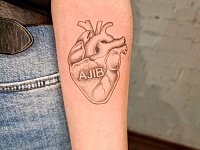 Тату сердце с надписью AJIB