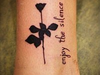 Тату надпись на ноге с рисунком