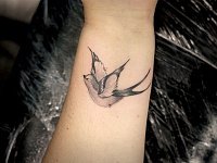 Небольшая татуировка ласточка