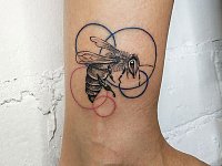 Тату пчела на ноге