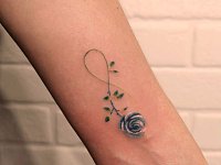 Тату роза в виде бесконечности