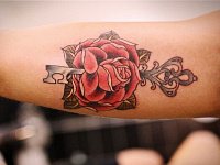 Тату роза и ключ