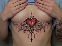 Тату рубиновое сердце и пионы