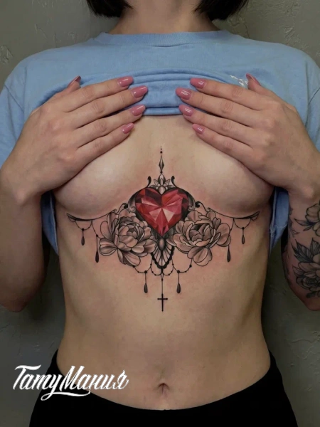 Тату рубиновое сердце и пионы