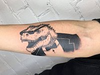 Тату динозавтр на руке