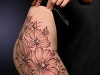 Татуировка цветы на бедре