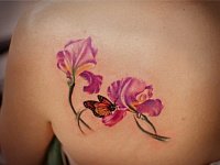 Татуировка бабочка и цветы