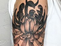 Тату пион на плече