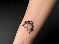 Тату сердце с шипами