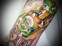 Тату череп в бутылке