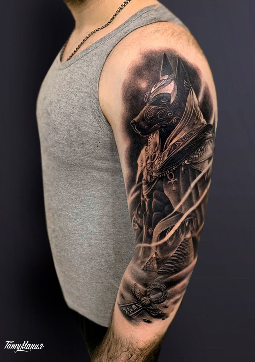 Тату анубис на плече