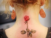 Тату роза на шее