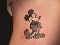 Небольшая татуировка микки маус