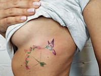 Тату колибри на ребрах