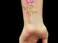 Тату пион на запястье