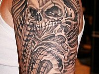 Тату биомеханика на плече