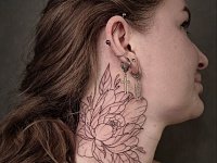 Татуировка пион на шее