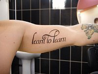 тату надпись калиграфия на бицепсе