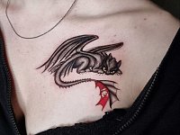 Тату беззубик на ключице