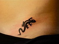 Тату ящерка сбоку живота