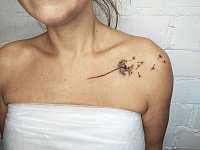 Тату одуванчик на ключице