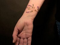 Татуировка лаванда на запястье