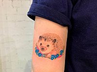 Тату ежик на руке