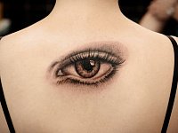 Татуировка глаз на спине