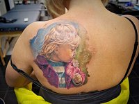 Тату девочка с одуванчиком