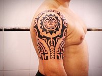 Татуировка полинезия солнце на плече