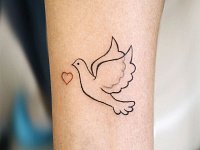 Тату голубь в запястье