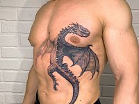 Тату дракон на животе