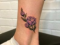 Тату пион на щиколотке