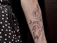 Тату бабочка с цветами