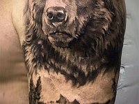 Тату медведя на плече