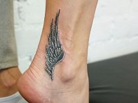 Тату крыло на щиколотке