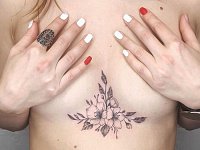 Тату цветы под грудью