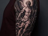 Тату архангел на плече