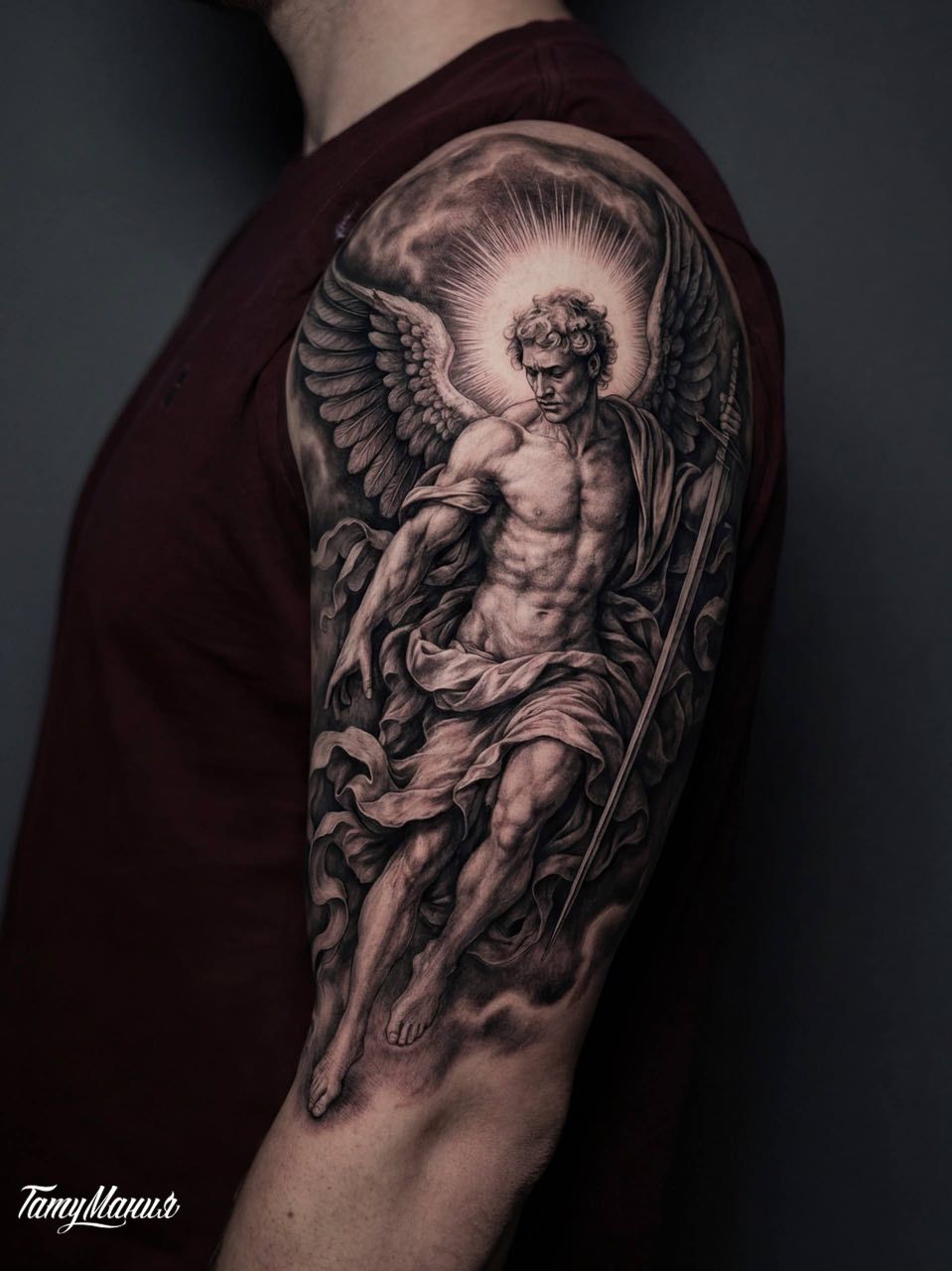 Тату архангел на плече