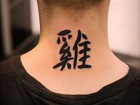 тату иероглифы на шее