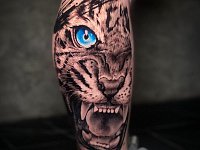 Тату рычащий тигр на ноге