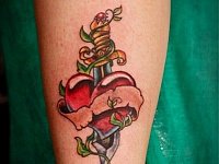 Тату в стиле нью скул сердце и кинжал