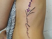 Тату лаванда на ребрах