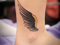 Небольшая татуировка крыло