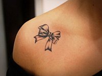 Тату бант на ключице