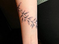 Тату в виде веточки вокруг руки