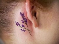 Тату лаванда за ухом
