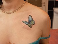 женская тату бабочка на груди с тенью